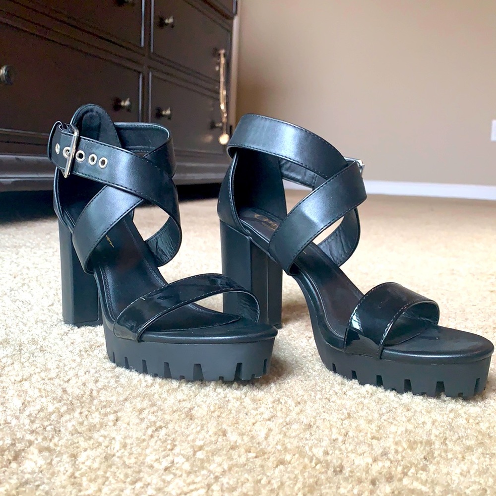 NWOT Black Chunky Platform Sandal Heels